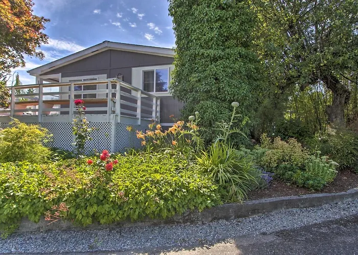 Cute Cottage W/ Deck Walk 115 Ft To Brewery & Cafe